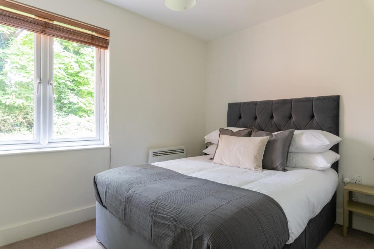Bright 2Br Apartment - 2 Free Parking Spaces - Near Lgw Airport Crawley (West Sussex) Exterior foto