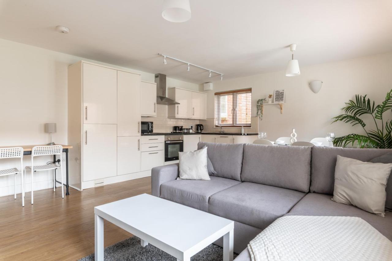 Bright 2Br Apartment - 2 Free Parking Spaces - Near Lgw Airport Crawley (West Sussex) Exterior foto