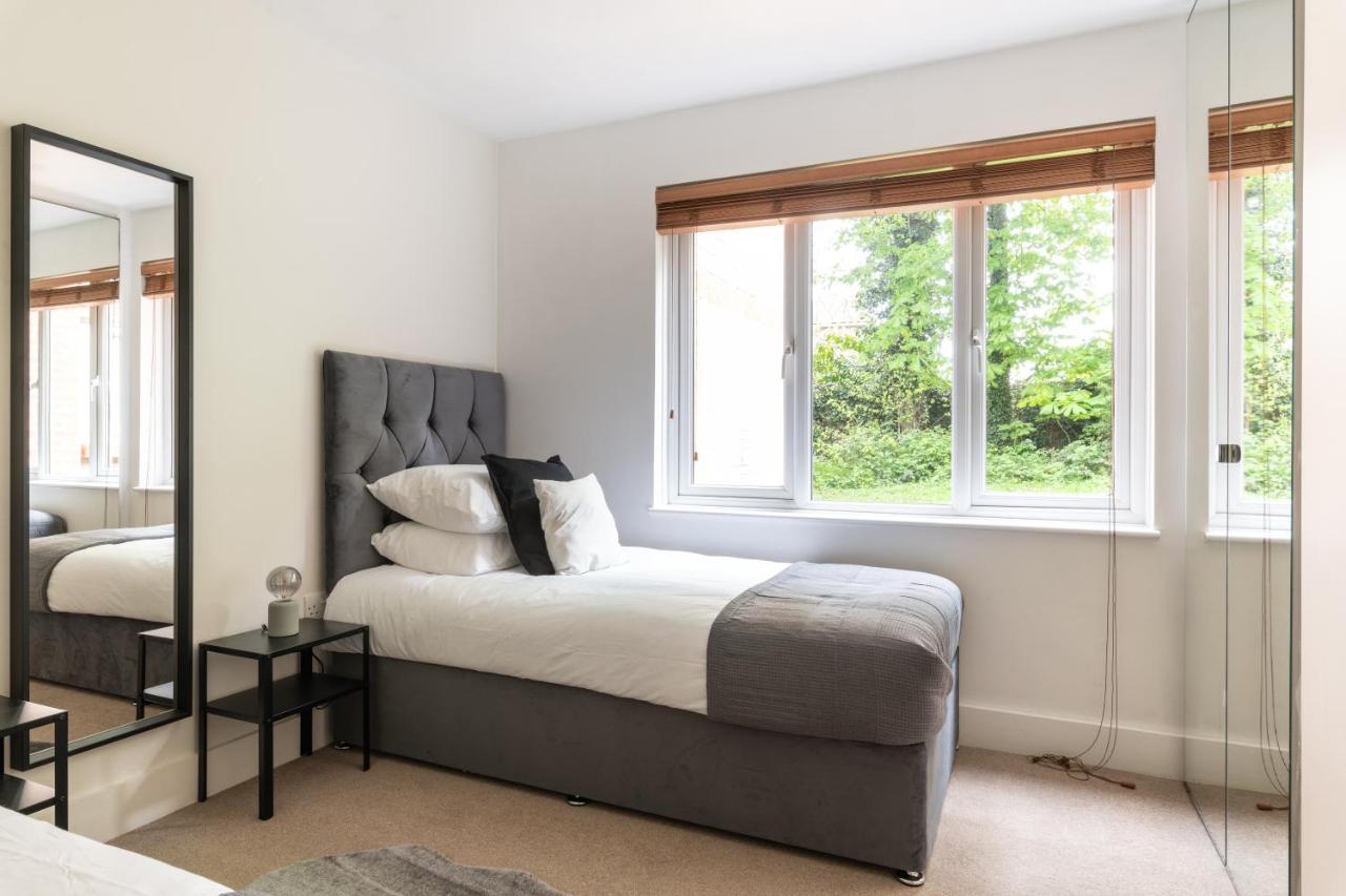Bright 2Br Apartment - 2 Free Parking Spaces - Near Lgw Airport Crawley (West Sussex) Exterior foto