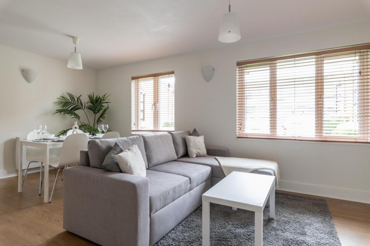 Bright 2Br Apartment - 2 Free Parking Spaces - Near Lgw Airport Crawley (West Sussex) Exterior foto